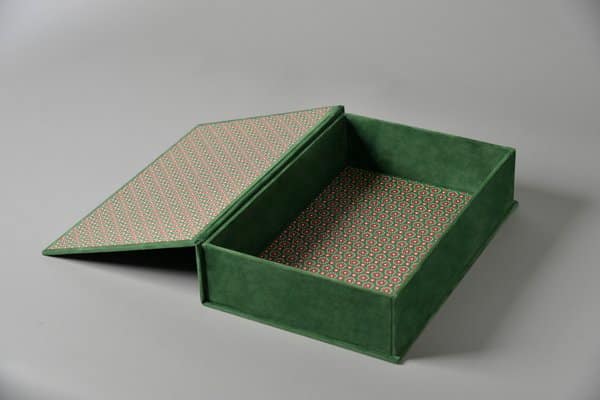 Caja portacuentas verde con interior estampado, diseño personalizado para hostelería