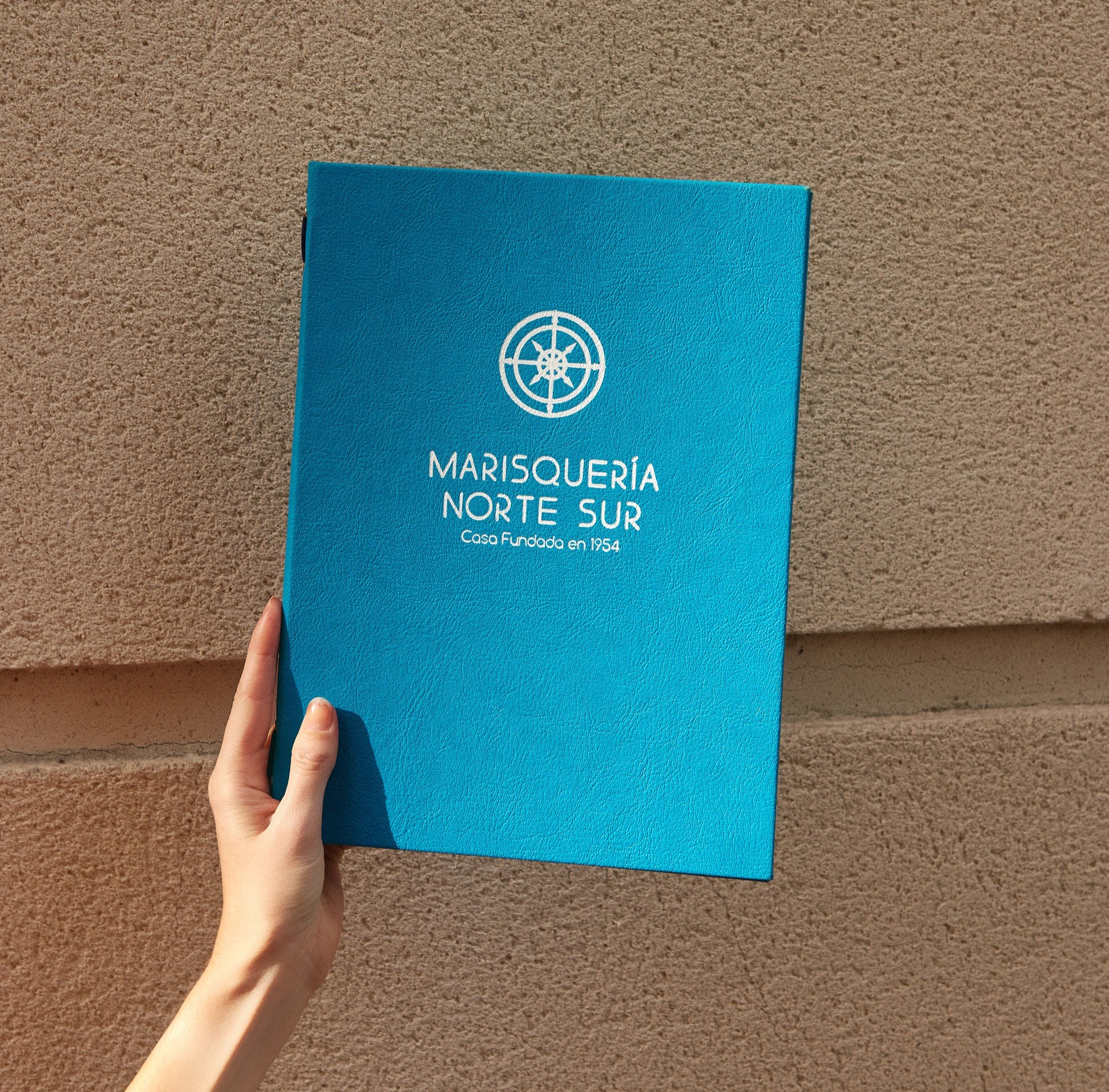 Portamenú díptico A4 frontal, elegante acabado en papel premium