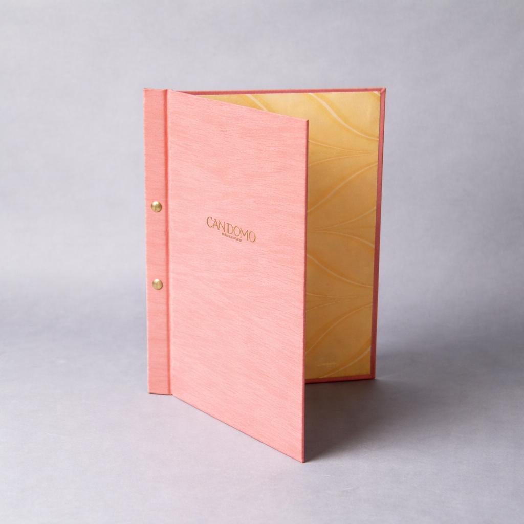 Portamenú tornillos A4 Naturpiel en color rosa con logotipo grabado en dorado en tapa delantera-01