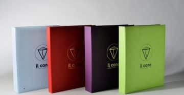 Portamenús personalizados para restaurantes y hoteles - Portamenús de anillas de colores forrados en material eco-piel con logotipo del restaurante estampado en la portada